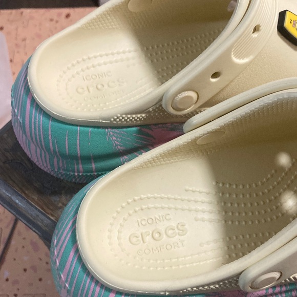 CROCS limited edition vacation Paradise Cream and Pink Clogs - Picture 2 of 5